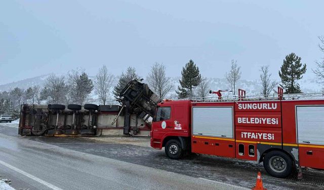 Buzlanan yolda kayan tır devrildi: 1 yaralı