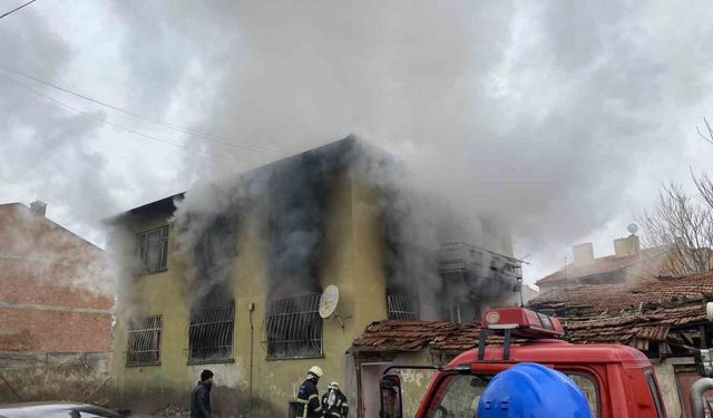 Çorum'da 2 katlı ev alev alev yandı