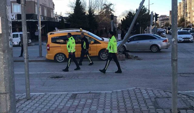 Direksiyon başında kalp krizi geçiren taksi şoförü hayatını kaybetti