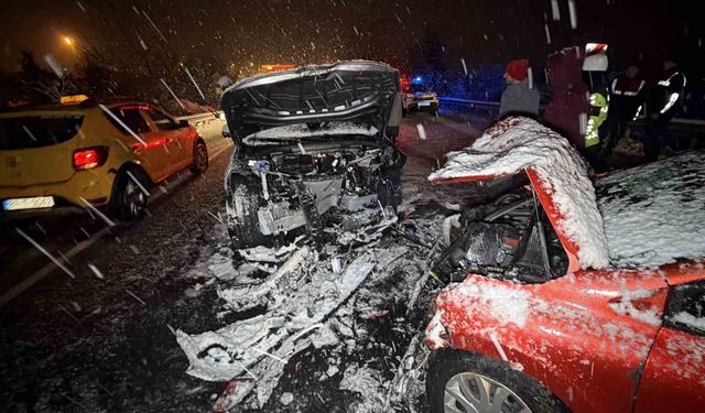 Düzce'de kafa kafaya çarpışan araçlar hurdaya döndü: 7 yaralı