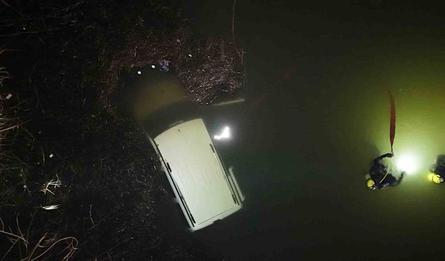 El freni çekilemeyen araç, düştüğü Porsuk Çayı'ndan 4 saat sonra çıkarıldı