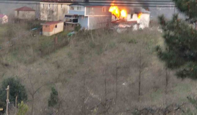 Giresun'da iki katlı ev alev alev yandı