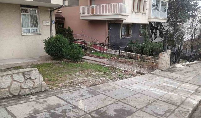 Hafriyat kamyonunun bahçedeki 4 araca çarptığı kaza kameda