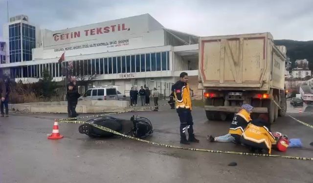 Kamyonla çarpışan motosiklet sürücüsü hayatını kaybetti
