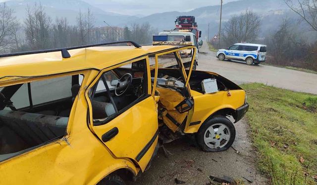 Karabük'te otomobil demir bariyere çarptı: 1 yaralı