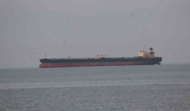 Karadeniz'de isabet alan petrol tankeri İnebolu'da demirledi