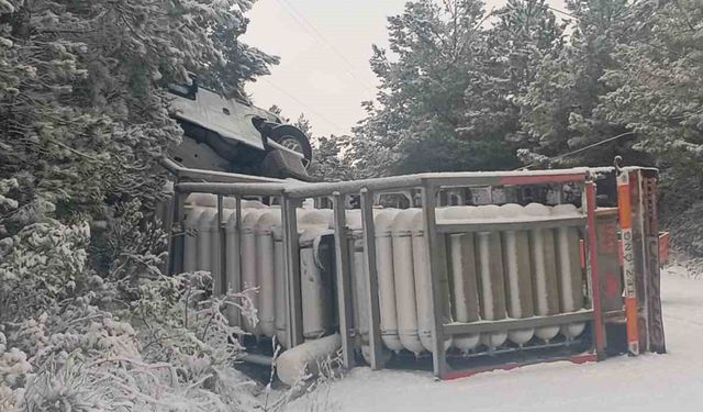 KARGAZ doğalgaz tırı devrildi: Sızıntı sebebiyle yol trafiğe kapatıldı