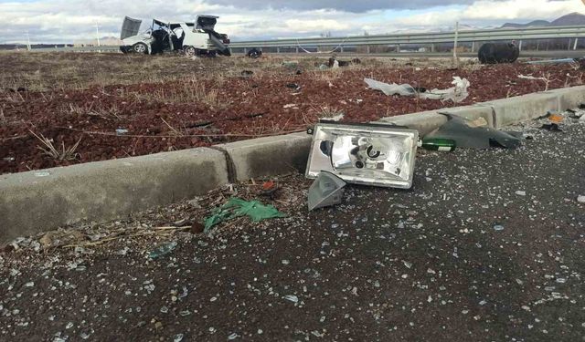 Kavşakta iki otomobil çarpıştı: 1 ölü, 1 yaralı