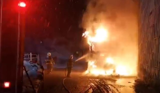 Kereste yüklü kamyon alev alev yandı