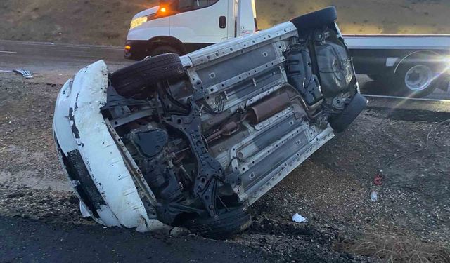 Konya'da otomobil refüje devrildi: 4 yaralı