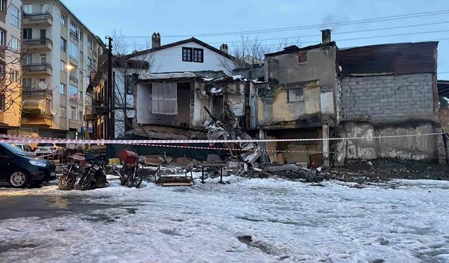 Metruk bina çöktü, mahallede panik yaşandı