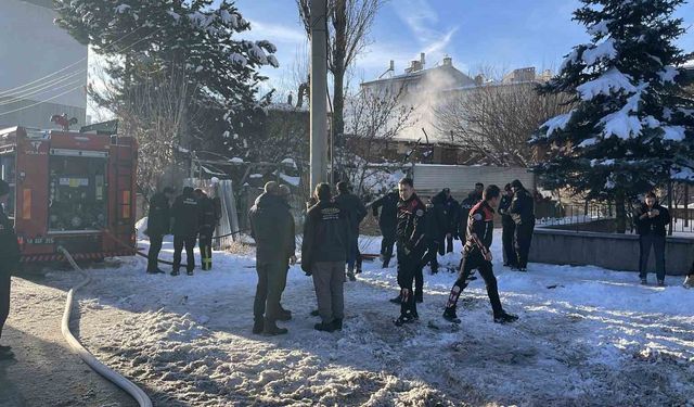 Müstakil evde yangın çıktı, mahsur kalan yaşlı adamı itfaiye kurtardı