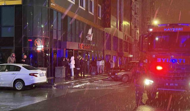 Otel bodrumunda çıkan yangın paniğe neden oldu