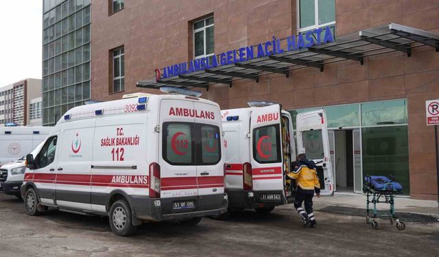 Otomobille çarpışan motosiklet sürücüsü öldü