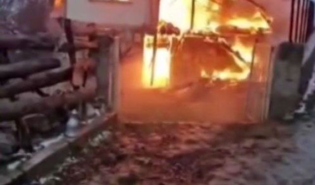 Sinop'ta iki katlı köy evi yanarak kül oldu