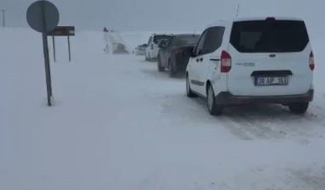 Sivas'ta etkili olan kar ve tipi, sürücülere zor anlar yaşattı