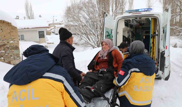 Sivas'ta kar engeline takılan hasta için ekipler seferber oldu
