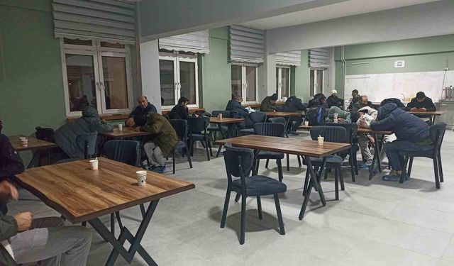 Sivas'ta kar esareti: Mahsur kalan 700 kişi okul yurtlarına yerleştirildi