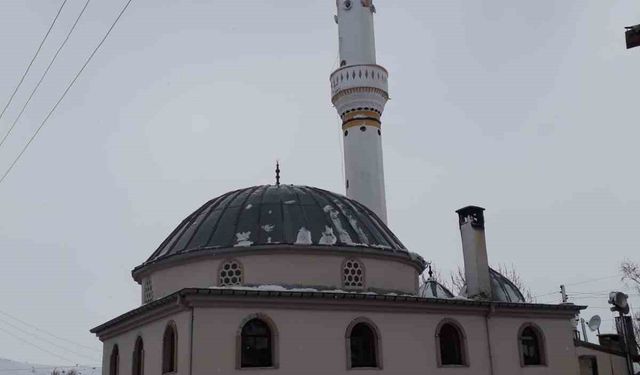 Sivas'ta şiddetli rüzgar cami minaresinin külahını uçurdu