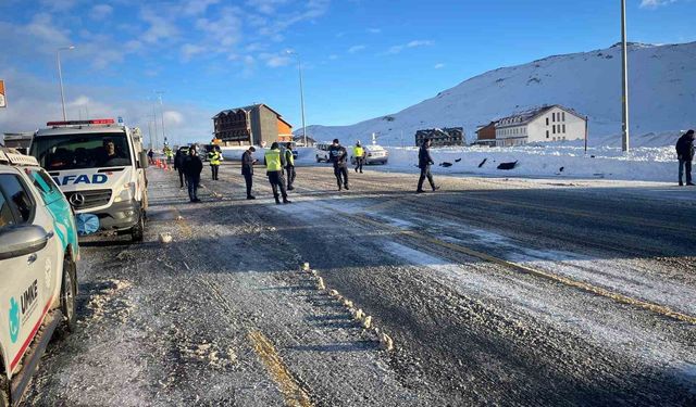 Taksiyle yolcu minibüsü çarpıştı: 16 yaralı