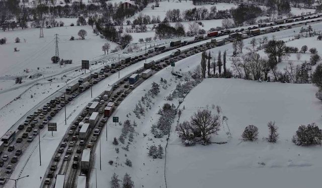 TEM Otoyolu'nun Bolu geçişinde trafik felç: Ankara ve İstanbul yönünde trafik durdu