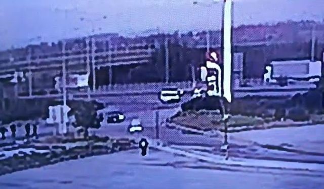 Ticari araç bariyerlere ok gibi saplandı: 2 kişinin hayatını kaybettiği feci kaza kamerada