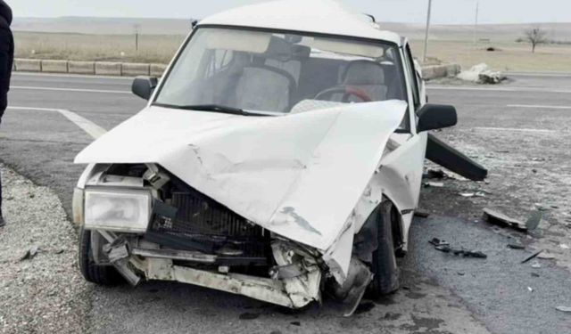 Tır ile otomobil çarpıştı: 2'si bebek 5 yaralı