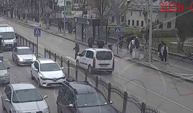 Yaya geçidinden geçerken araç çarptı