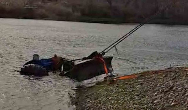 Yıkamak istediği traktör Kızılırmak'a gömüldü: İmdadına belediye ekipleri yetişti