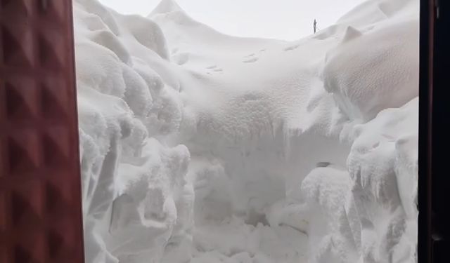 Yoğun kar ilçeyi esir aldı, hayvancılıkla uğraşanların zorlu mesaisi kameraya yansıdı