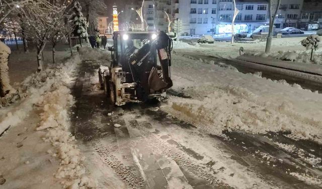 Yozgat beyaza büründü, belediye ekipleri harekete geçti