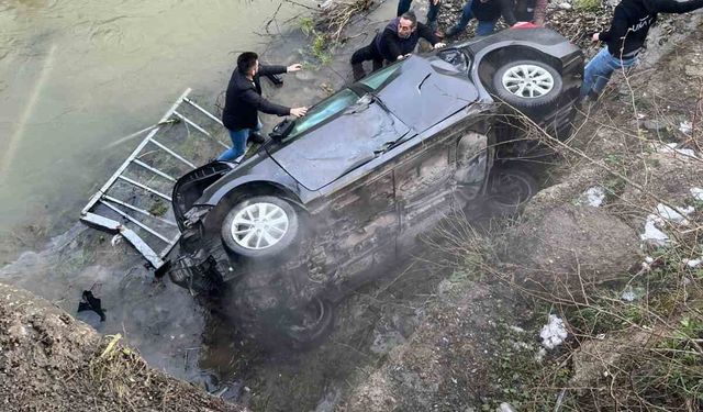 Zonguldak'ta kontrolden çıkan otomobil 20 metreden dereye uçtu; 1 yaralı