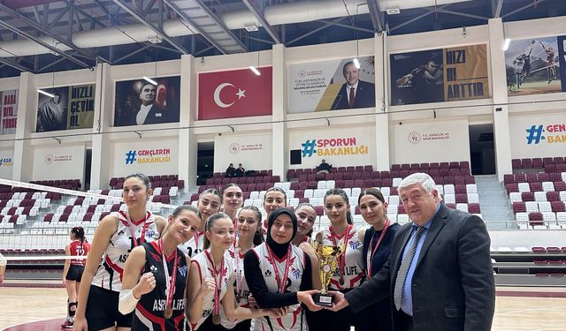 Erbaa’nın Sultanları Piste Damga Vurdu! Genç Kızlar Şampiyon