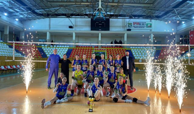 Tokat Voleybol 60 SK İlk Yılında Şampiyonluk Kupasını Kaldırdı