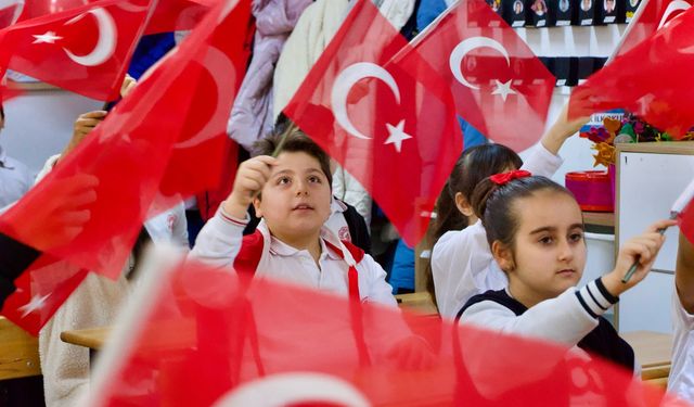 Tokat’ta 99 Bin Öğrenci Bayrak Sevgisiyle Eğitime Başladı