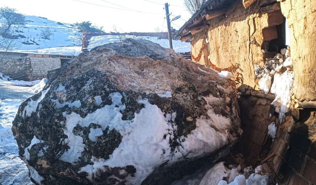 Dev Kaya Yuvarlanarak Eve Çarptı! Ev Kullanılamaz Hale Geldi