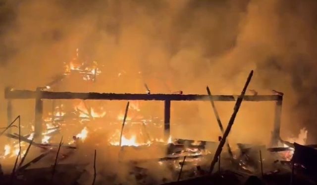 Alevlere teslim olan ahşap ev küle döndü