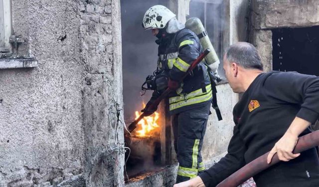 Apartmanın kömürlüğündeki yangın paniğe neden oldu