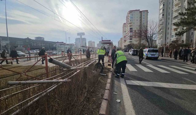 Araç refüjde bekleyen yayaların arasına daldı: 3 yaralı