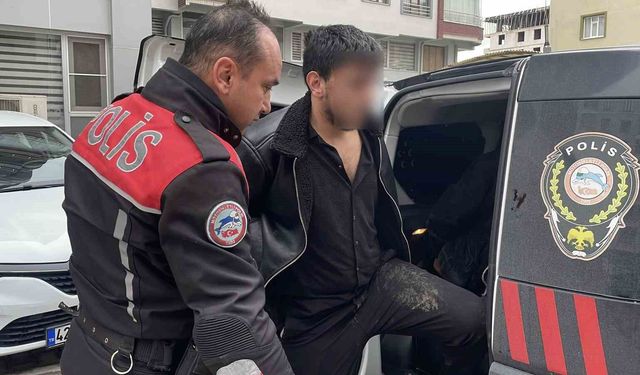 Araçtan uyuşturucu maddeyi attılar, yakalanınca 'üzerimde bir şey yok' savunması yaptılar