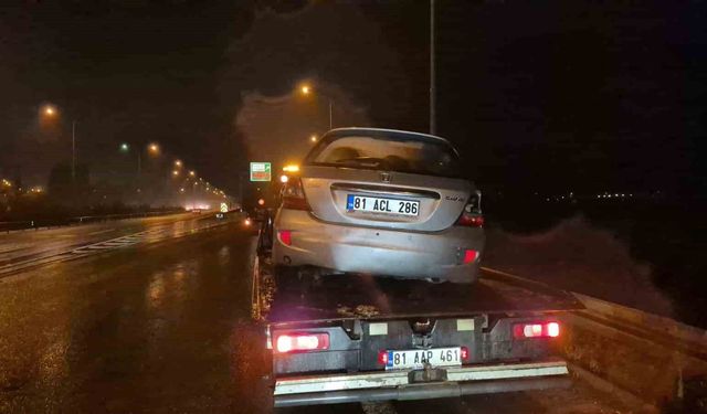 Bariyerlere çarpan otomobilin sürücüsü yaralandı