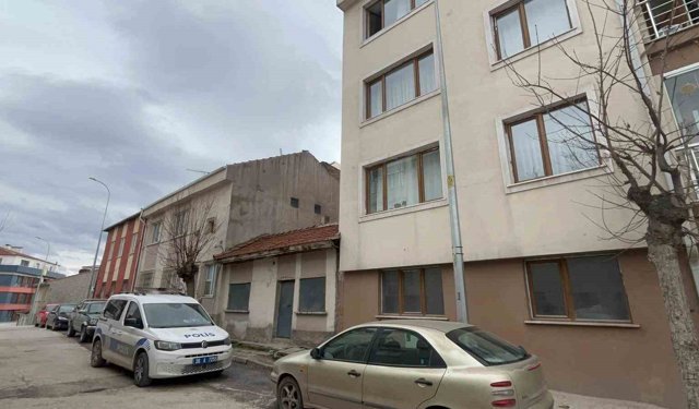 Binanın 3'üncü katındaki dairenin camından aşağı düşen 12 yaşındaki çocuk ağır yaralandı