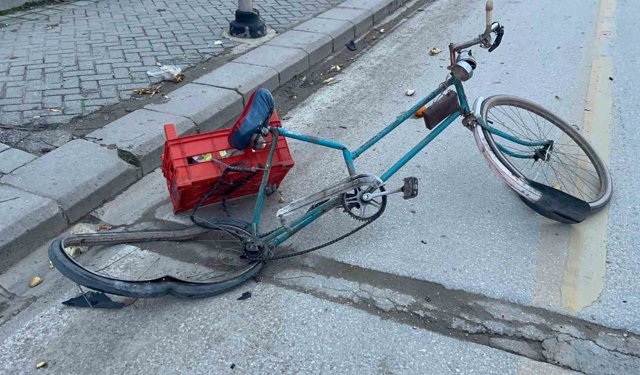 Bisikletli 72 yaşındaki vatandaşa motosiklet çarptı: 2 yaralı