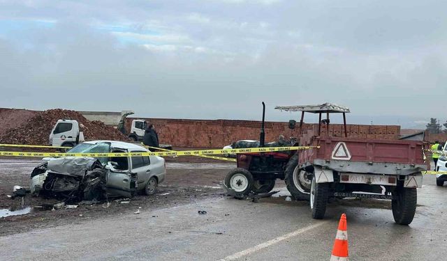 Çorum'da traktör otomobille çarpıştı: 1 ölü, 2 yaralı