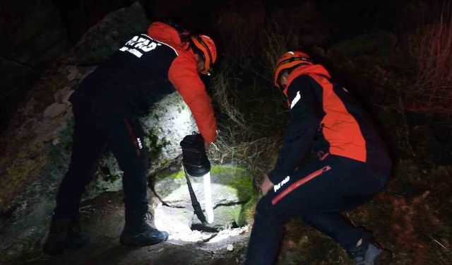 Define bulmak için girdikleri sarnıçta mahsur kalan 3 kişi, 4 saatte kurtarıldı