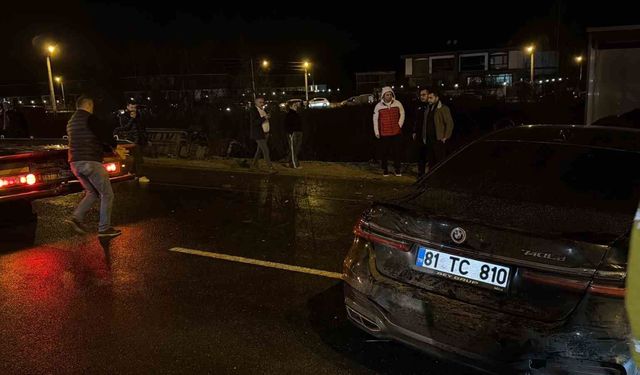 Düzce'de otomobil halk otobüsü ile çarpıştı: 5 yaralı