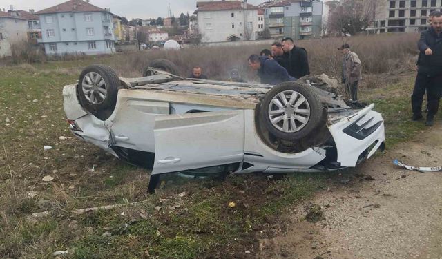 Elektrik direğine çarpan otomobil takla attı: 2 yaralı