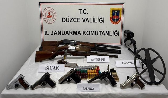 Evde yapılan aramada ruhsatsız silah ve tüfek ele geçirildi