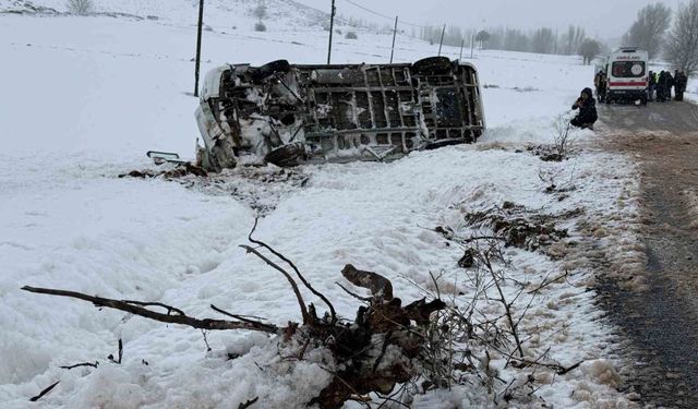 (Güncellendi) Öğrenci servisi devrildi: 14 yaralı