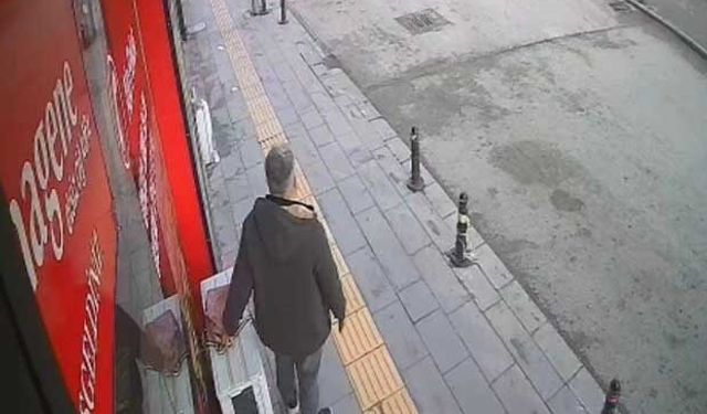 İmamın sahibi gelir alır diye bıraktığı çantayı kaşla göz arasında çaldı